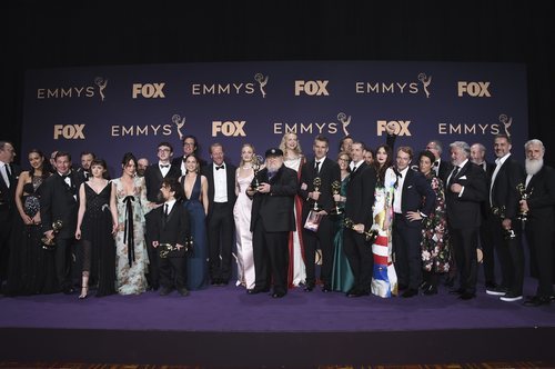 El equipo de 'Juego de Tronos' posa con sus dos Emmy 2019