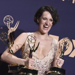 Phoebe Waller-Bridge posa con sus tres premios Emmy 2019 en categoría de comedia