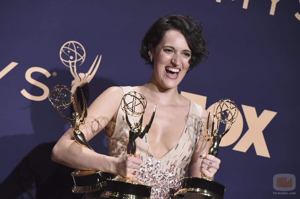 Phoebe Waller-Bridge posa con sus tres premios Emmy 2019 en categoría de comedia