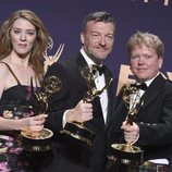 El equipo de 'Black Mirror: Bandersnatch' posa con su Emmy 2019 a mejor TV Movie