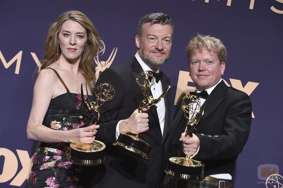 El equipo de 'Black Mirror: Bandersnatch' posa con su Emmy 2019 a mejor TV Movie