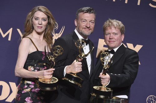 El equipo de 'Black Mirror: Bandersnatch' posa con su Emmy 2019 a mejor TV Movie