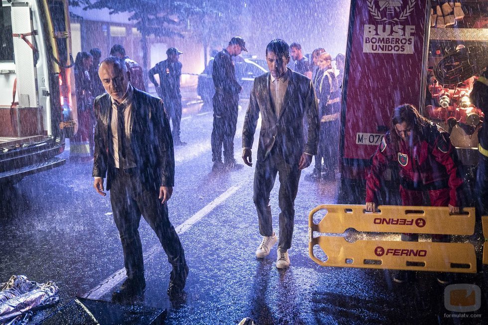 Javier Gutiérrez y Alejo Sauras, bajo la lluvia en 'Estoy vivo'