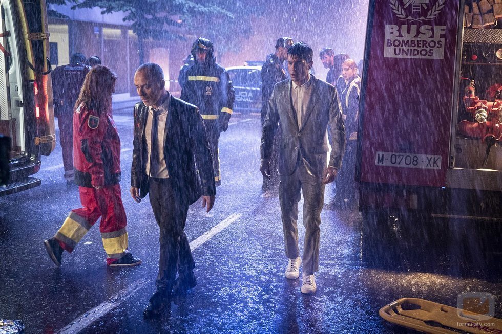 Alejo Sauras y Javier Gutiérrez, hundidos bajo la lluvia en 'Estoy vivo'