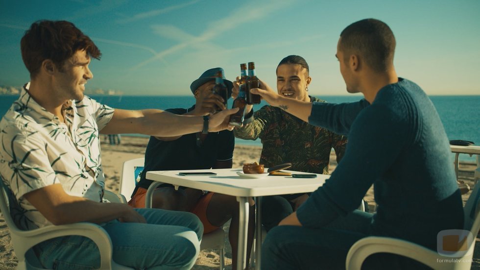 Los 'Toy Boy' de Antena 3 reunidos en la playa