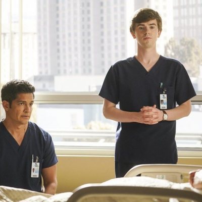Shaun Murphy y Neil Meléndez en la tercera temporada de 'The Good Doctor'