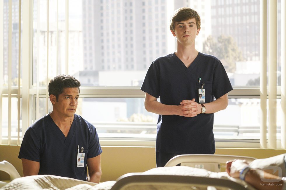 Shaun Murphy y Neil Meléndez en la tercera temporada de 'The Good Doctor'