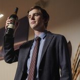 Shaun Murphy con una botella de vino en la tercera temporada de 'The Good Doctor'