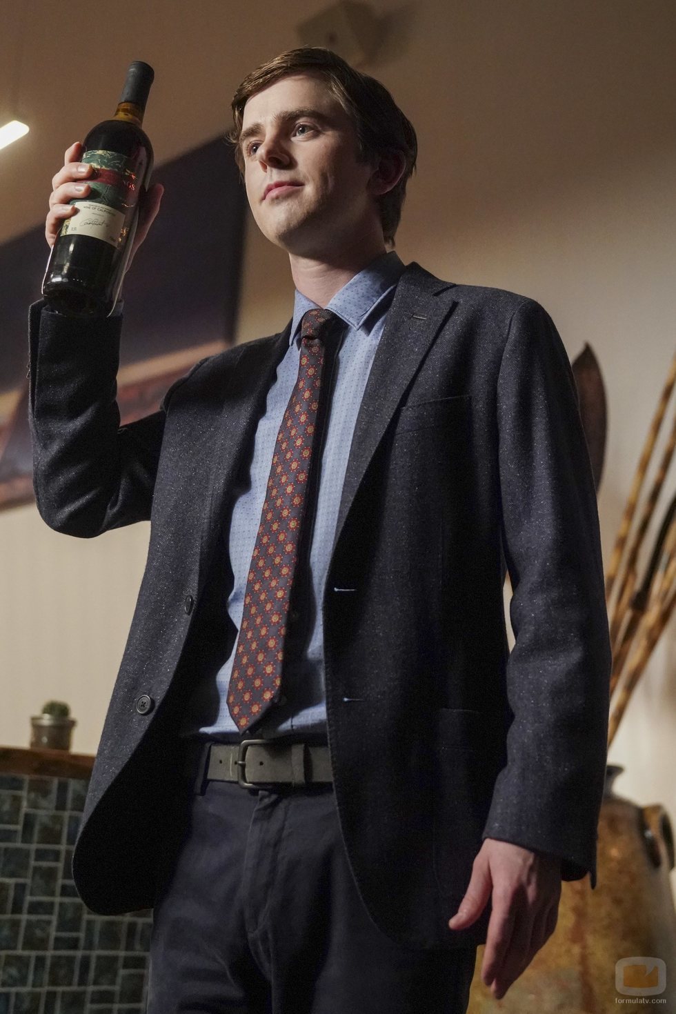 Shaun Murphy con una botella de vino en la tercera temporada de 'The Good Doctor'