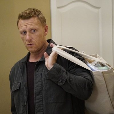 Owen Hunt da sus primeros pasos en la paternidad en la temporada 16 de 'Anatomía de Grey'