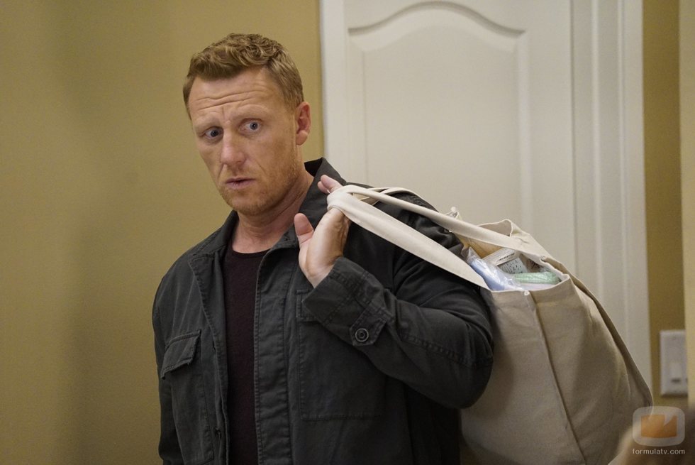 Owen Hunt da sus primeros pasos en la paternidad en la temporada 16 de 'Anatomía de Grey'