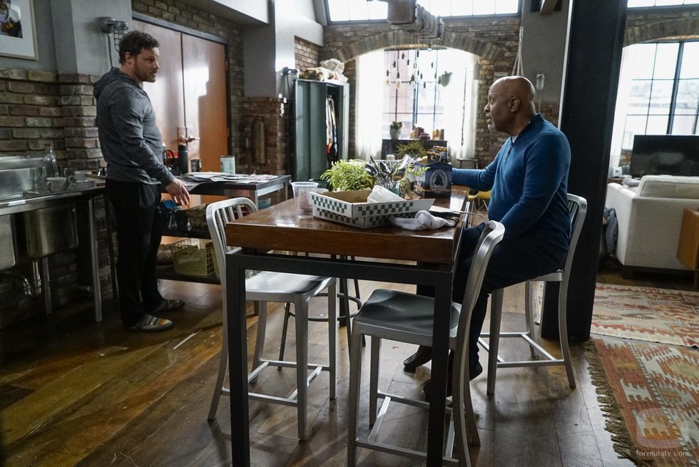 Álex Karev y Richard Webber en una escena de la temporada 16 de 'Anatomía de Grey'