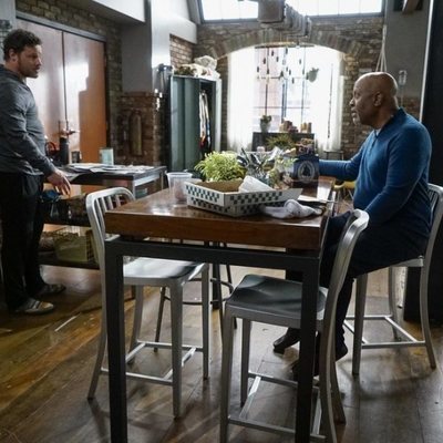 Álex Karev y Richard Webber en una escena de la temporada 16 de 'Anatomía de Grey'