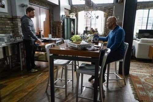 Álex Karev y Richard Webber en una escena de la temporada 16 de 'Anatomía de Grey'