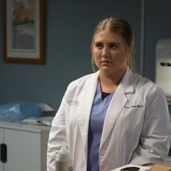 Taryn Helm en una consulta en el hospital en la temporada 16 de 'Anatomía de Grey'