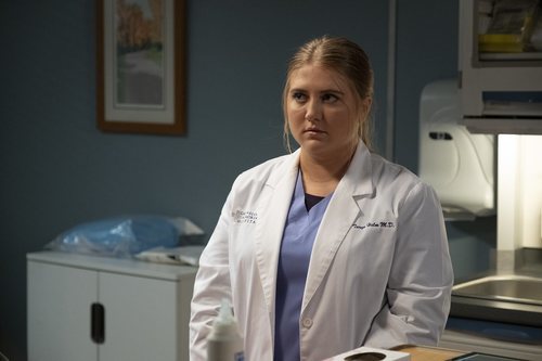 Taryn Helm en una consulta en el hospital en la temporada 16 de 'Anatomía de Grey'