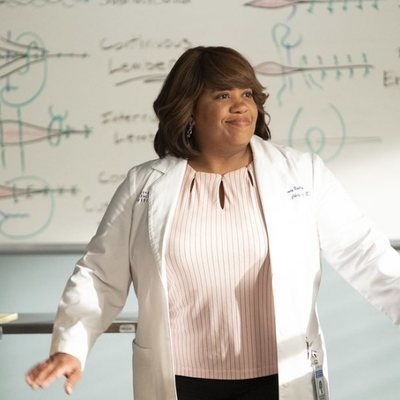 Miranda Bailey, muy feliz en una escena de la temporada 16 de 'Anatomía de Grey'