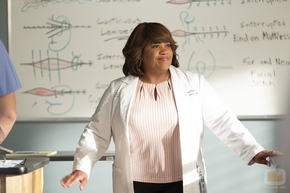 Miranda Bailey, muy feliz en una escena de la temporada 16 de 'Anatomía de Grey'