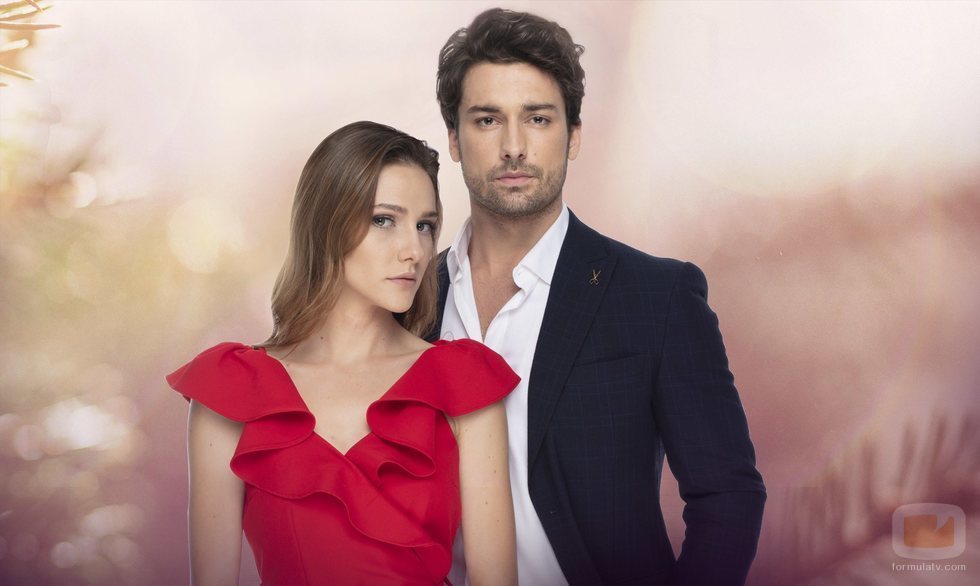 Alina Boz y Alp Navru, protagonistas de 'No sueltes mi mano (Elimi Birakma)'