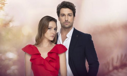Alina Boz y Alp Navru, protagonistas de 'No sueltes mi mano (Elimi Birakma)'