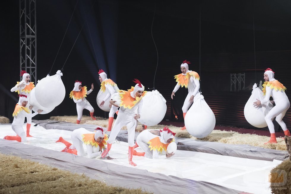 Los concursantes de 'GH VIP 7' vestidos de gallinas en la Gala 4