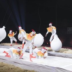 Los concursantes de 'GH VIP 7' vestidos de gallinas en la Gala 4