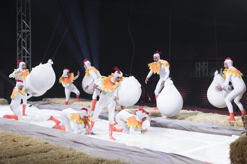 Los concursantes de 'GH VIP 7' vestidos de gallinas en la Gala 4