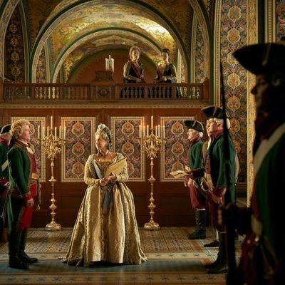 Helen Mirren junto a la corte de 'Catalina la Grande'