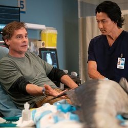 El doctor Alex Park atiende a un paciente en la tercera temporada de 'The Good Doctor'
