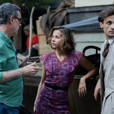 Irene Escolar y Oriol Pla reciben instrucciones de Eduard Cortés durante el rodaje de 'Dime quién soy'