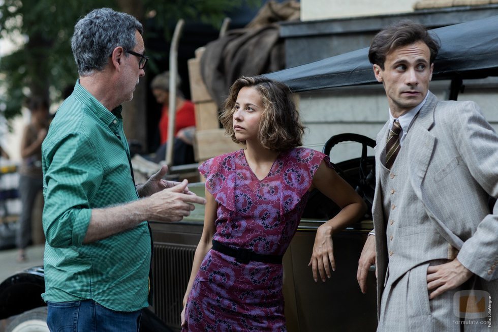 Irene Escolar y Oriol Pla reciben instrucciones de Eduard Cortés durante el rodaje de 'Dime quién soy'