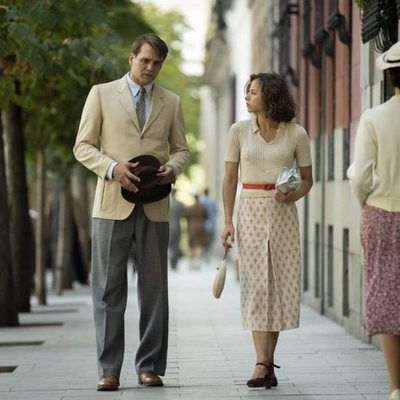 Irene Escolar como Amelia Garayoa y Pierre Kiwitt como Max, en 'Dime quién soy'