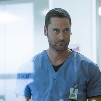 Ryan Eggold es el Dr. Max Goodwin en 'New Amsterdam'