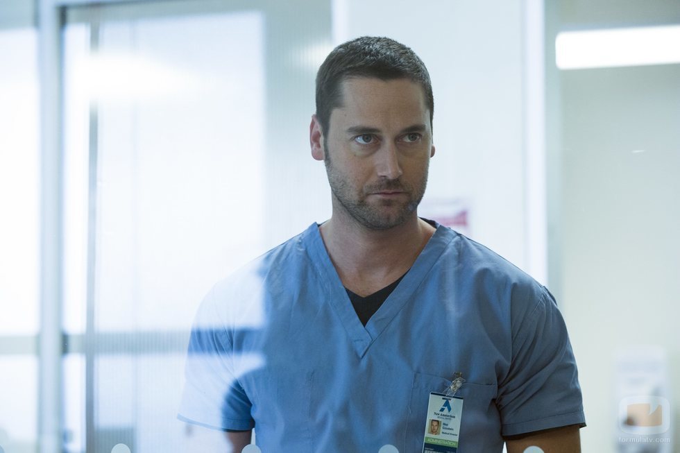 Ryan Eggold es el Dr. Max Goodwin en 'New Amsterdam'