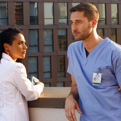 El Dr. Max Goodwin y la Dra. Helen Sharpe en 'New Amsterdam'