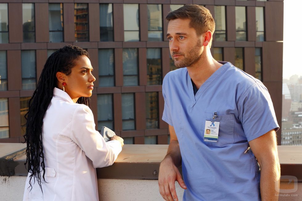 El Dr. Max Goodwin y la Dra. Helen Sharpe en 'New Amsterdam'