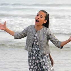 Melani García canta en la playa durante el rodaje del videoclip "Marte"