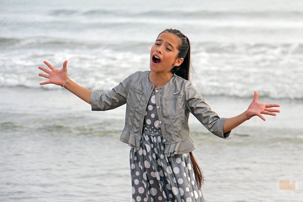 Melani García canta en la playa durante el rodaje del videoclip "Marte"