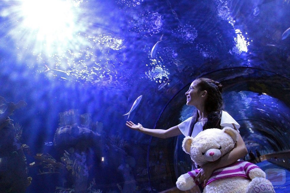 Melani García rueda en el Oceanogràfic el videoclip de "Marte"