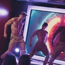 Los strippers de 'Toy Boy', caracterizados de bomberos, se desnudan en el 1x02