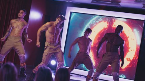 Los strippers de 'Toy Boy', caracterizados de bomberos, se desnudan en el 1x02