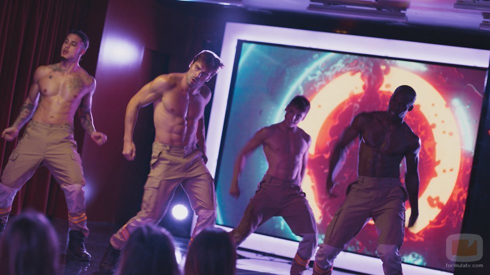 Los strippers de 'Toy Boy', caracterizados de bomberos, se desnudan en el 1x02
