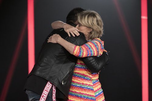 Dinio y Mila Ximénez se abrazan en la Gala 5 de 'GH VIP 7'