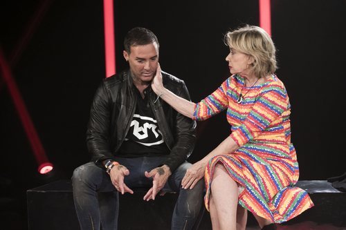 Mila Ximénez acaricia a Dinio en la sala de expulsión, en la Gala 5 de 'GH VIP 7'