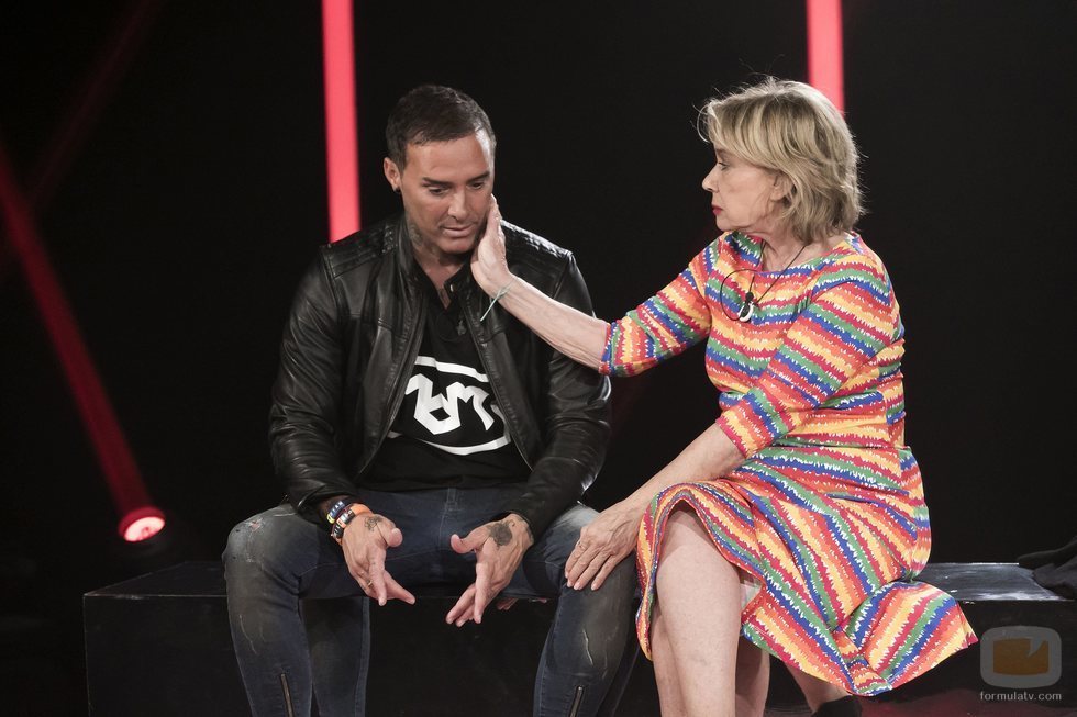 Mila Ximénez acaricia a Dinio en la sala de expulsión, en la Gala 5 de 'GH VIP 7'