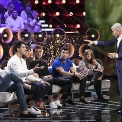 Jorge Javier Vázquez con los defensores en la Gala 5 de 'GH VIP 7'