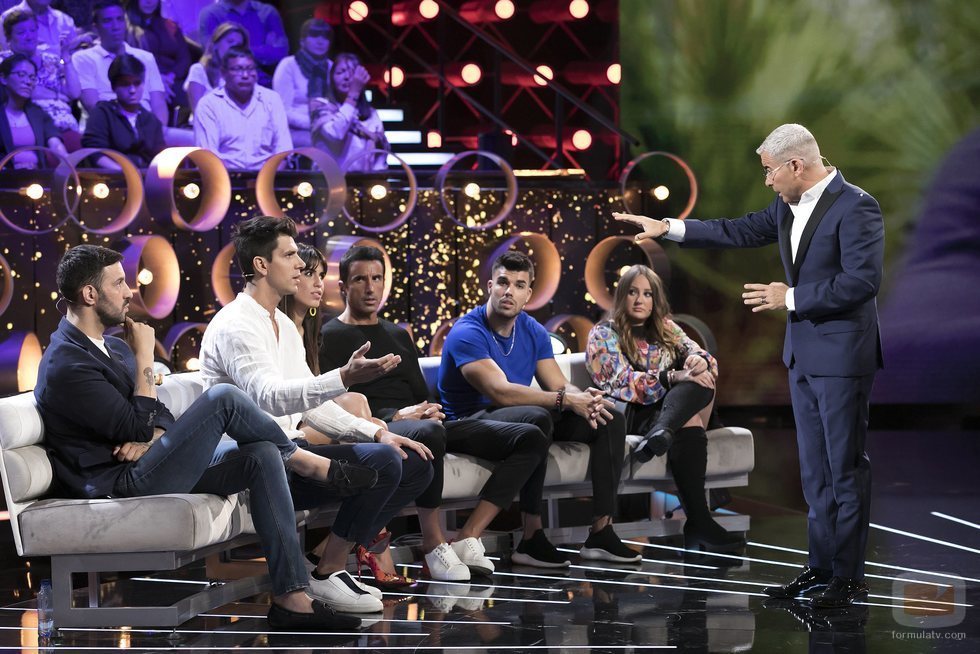 Jorge Javier Vázquez con los defensores en la Gala 5 de 'GH VIP 7'