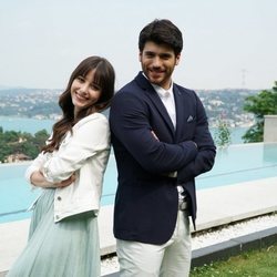 Özge Gürel y Can Yaman son Nazli y Ferit en 'Dolunay'