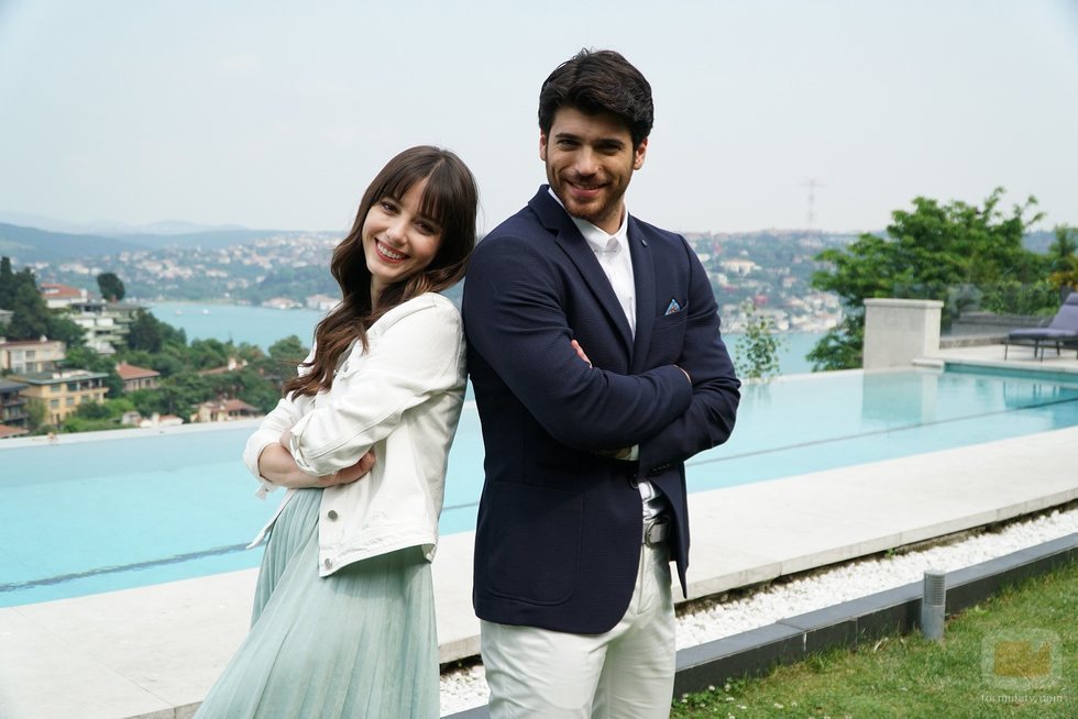 Özge Gürel y Can Yaman son Nazli y Ferit en 'Dolunay'