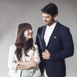 Özge Gürel y Can Yaman se miran cómplices en 'Dolunay'